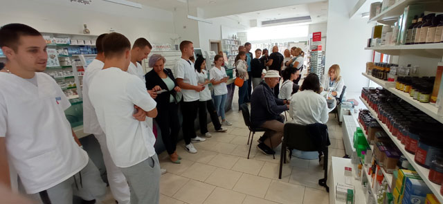 U današnjoj akciji kontrole zdravlja u ljekarni PAblo sudjelovali su  netom zaposleni mladi medicinari koji su školovanje završili u - Gospiću/Snimio Marko ČULJAT                                                                                        